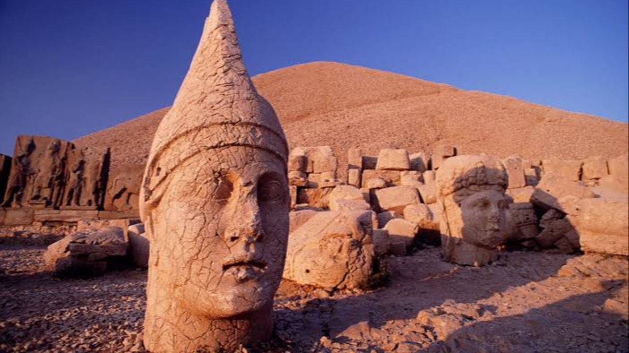 Guide du Mont Nemrut : Adıyaman, Statues Géantes et Lever du Soleil