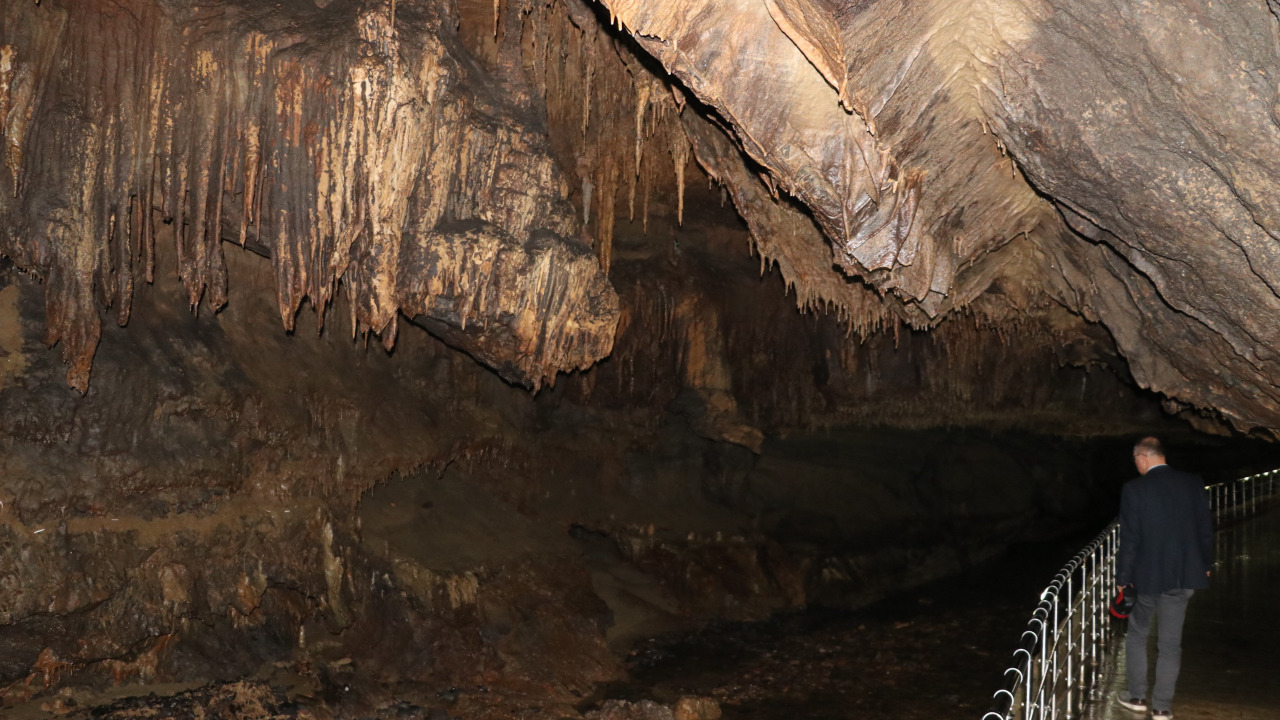 貴重な！鍾乳石 Zonguldak Gökgöl MağarasıとFilyos古代遺跡の観光ガイド - Travel