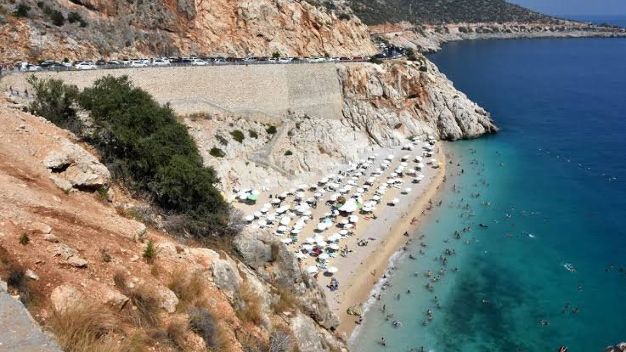 Guide de la Plage de Kaputaş et de la Plongée à la Grotte Bleue de Kaş