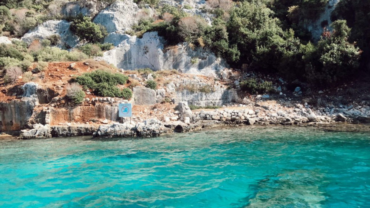Kekova Batık Şehir Rehberi: Sular Altındaki Antik Kent Nasıl Gezilir?