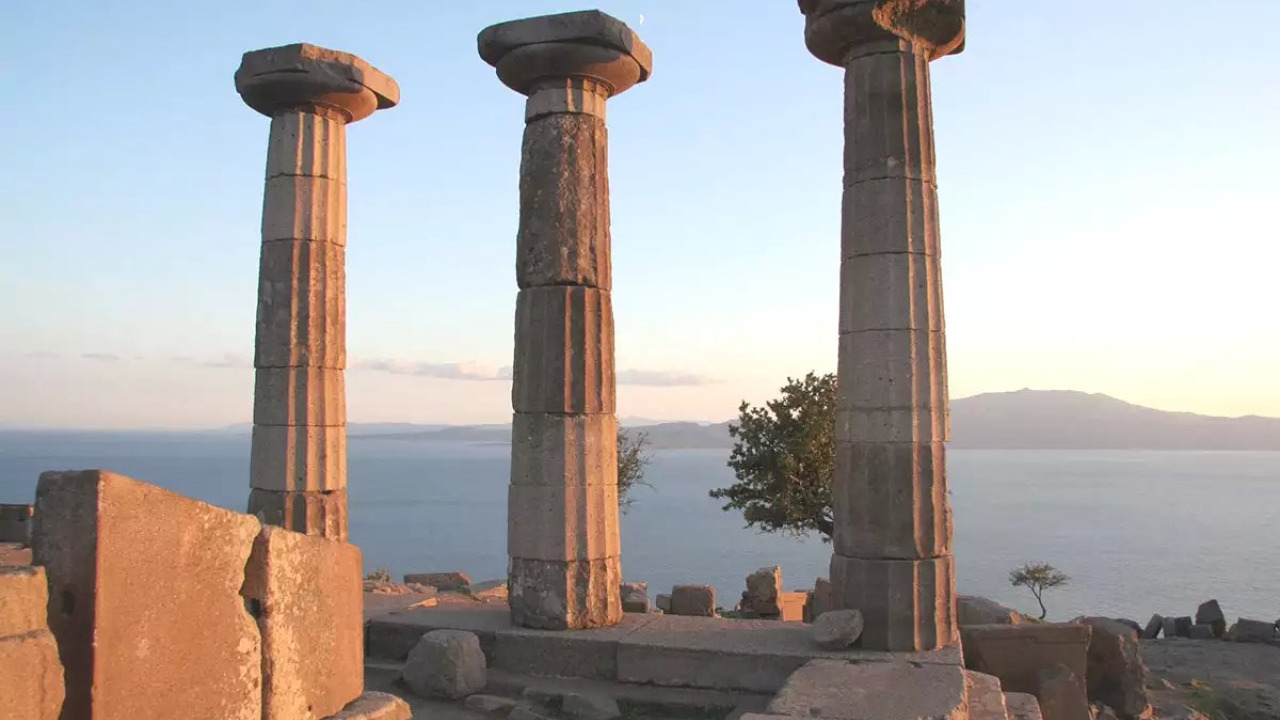 Assos Behramkale Travel Guide: A Two-Tiered Village from Temple to Pier
