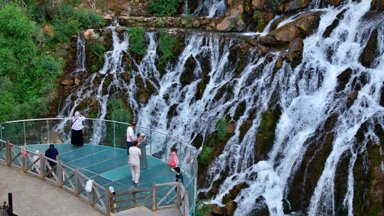 Guide de voyage de la cascade de Tomara : L'écume de lait jaillissant des rochers à Şiran