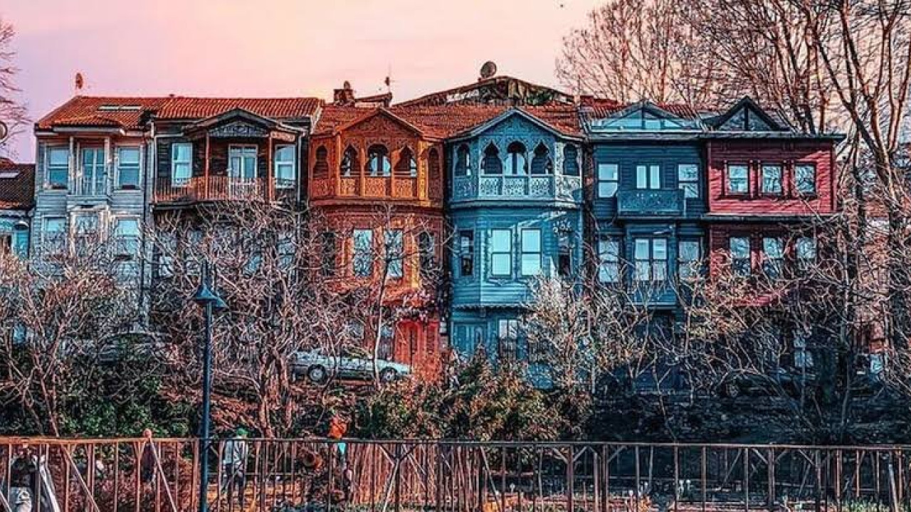 Kuzguncuk : Rues Colorées, Promenade Cotière et Itinéraire d'Excursion en Bateau