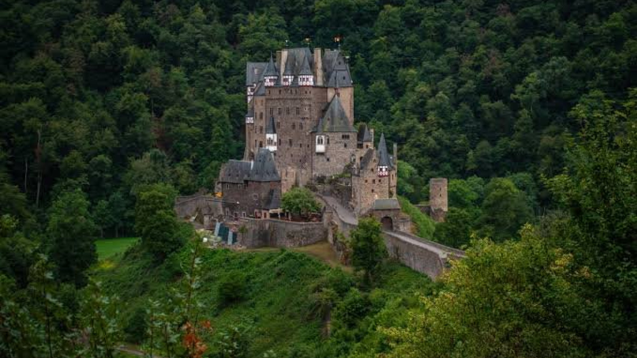 Château de Burg Eltz : 850 Ans d'Histoire Familiale au Cœur de la Forêt