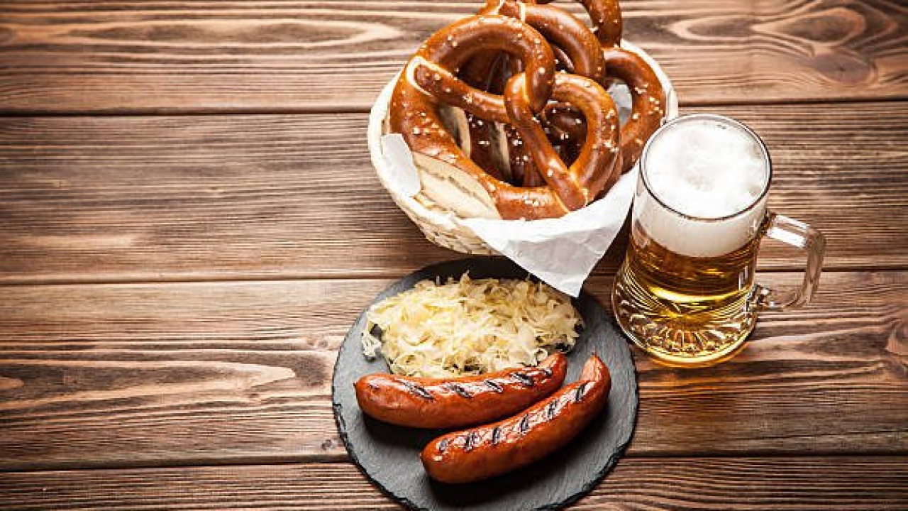 Guide de la Cuisine Allemande : Schnitzel, Wurst, Brezel et Culture de la Bière