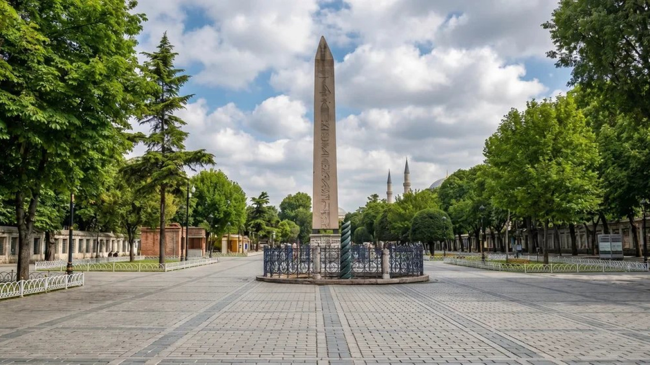 Sultanahmet Platz Reiseführer: Obelisk, Schlangensäule und Mauersäule
