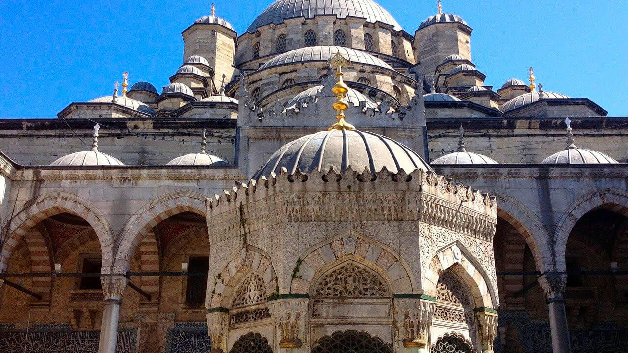 Yeni Cami à Istanbul : Votre guide complet, de la place aux rives d'Eminönü
