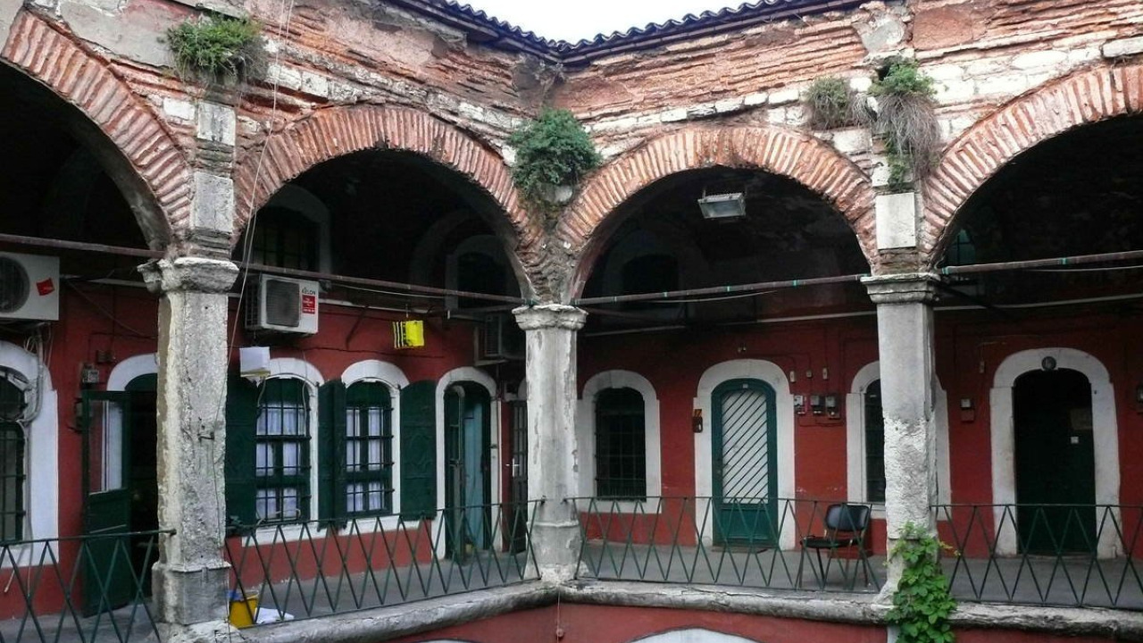 Les Hans autour du Grand Bazar d'Istanbul : Büyük Valide Han ou Zincirli Han, lequel choisir ?