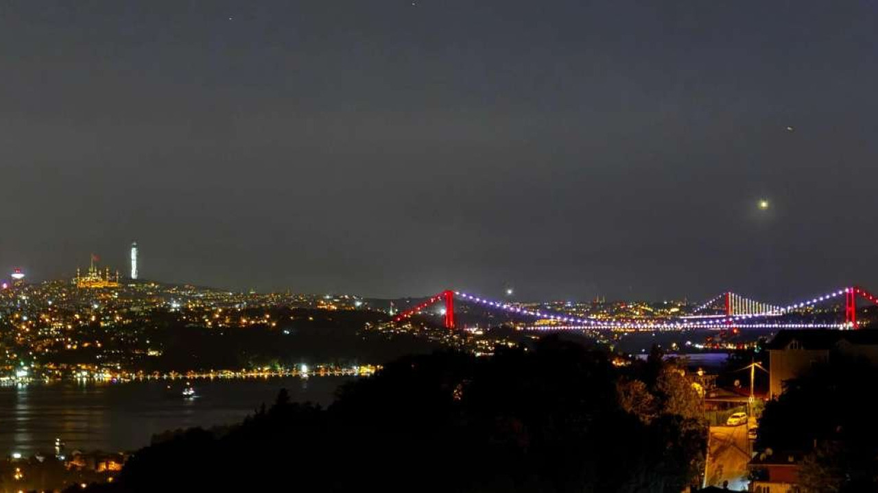 Le Bosphore de Nuit : Ponts et Rives Illuminés