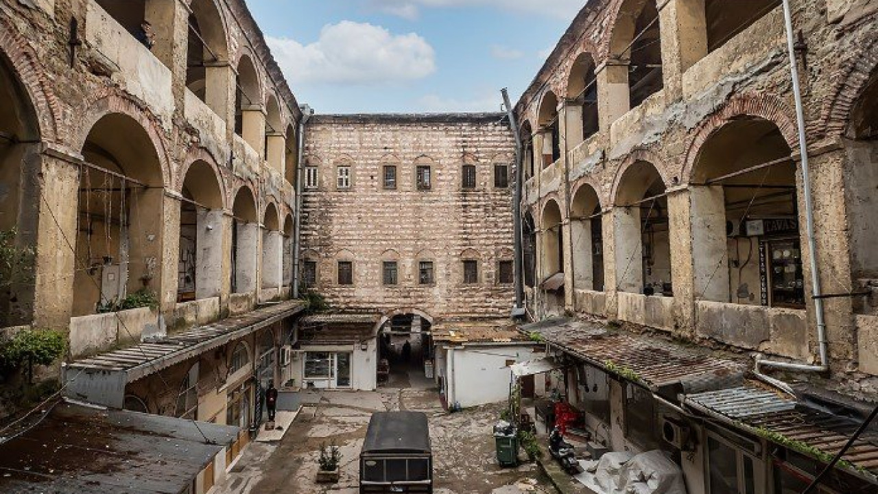 Les Bazars et Hans Historiques d'Istanbul : Du Bedesten à la Cour, un Tissu Commercial Vivant