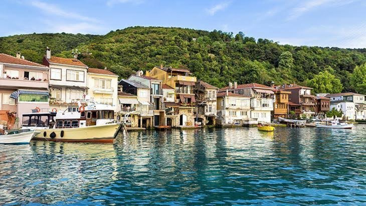 Les Quartiers Côtiers du Bosphore : Comment les Explorer par la Mer et à Pied
