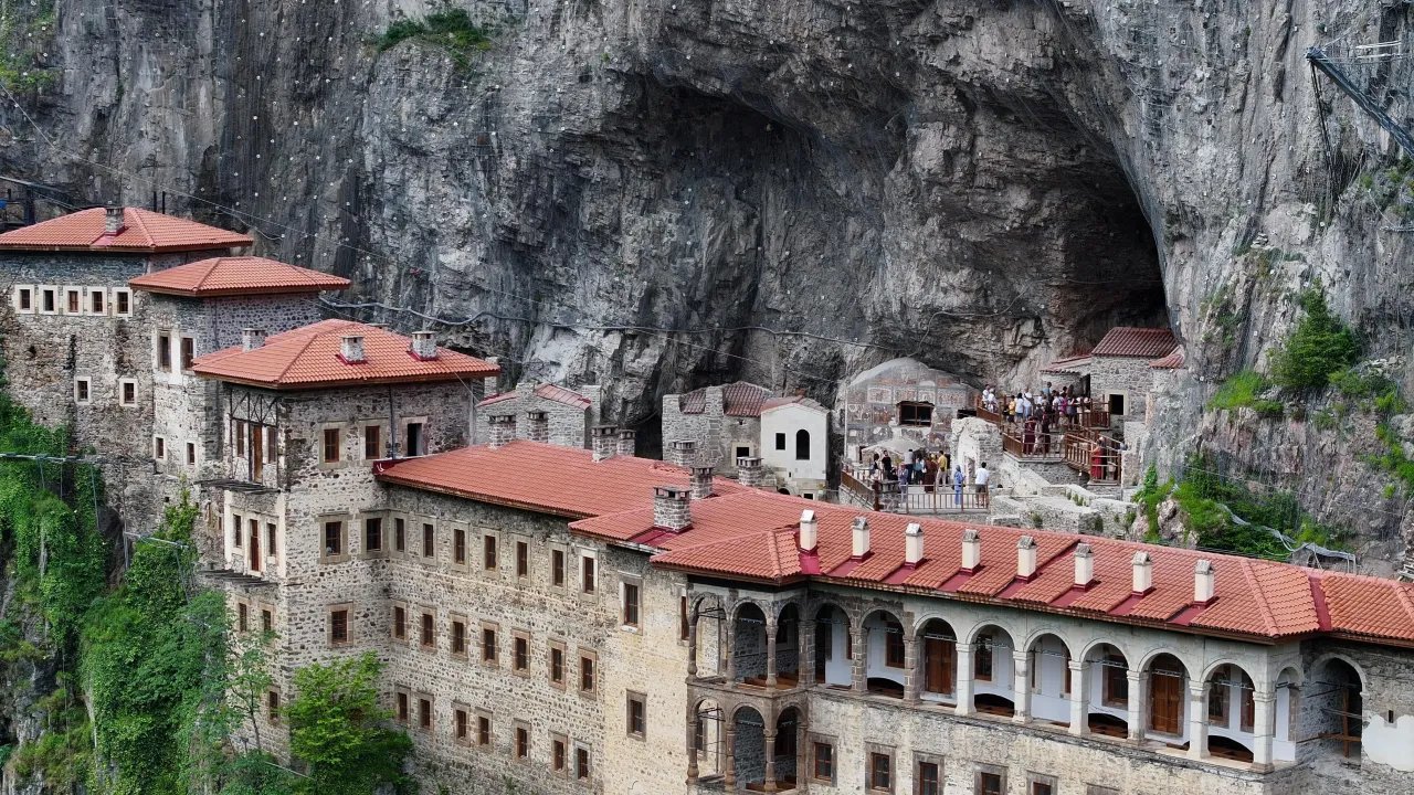 Trabzon Gezi Rehberi: Sümela Manastırı, Uzungöl, Yaylalar ve Karadeniz Rotası