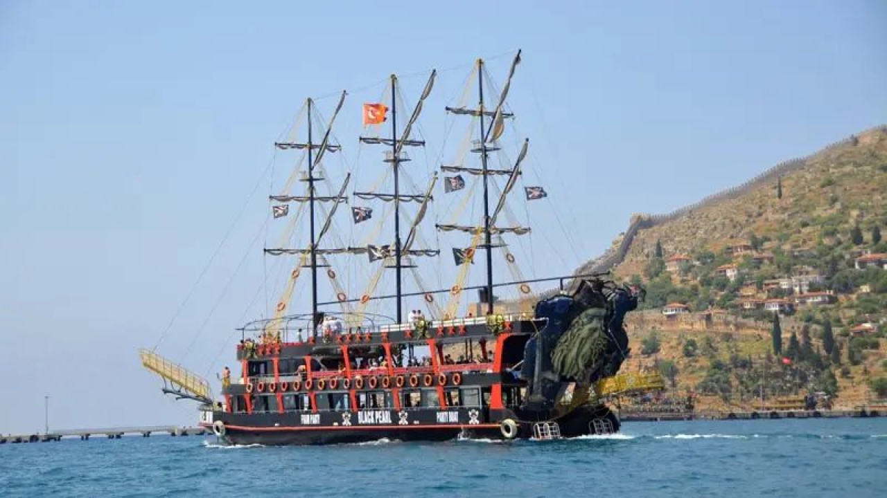 Alanya Tekne Turlarında Sizi Neler Bekliyor? Mağaralar, Kızıl Kule ve Korsan Teknesi Rehberi