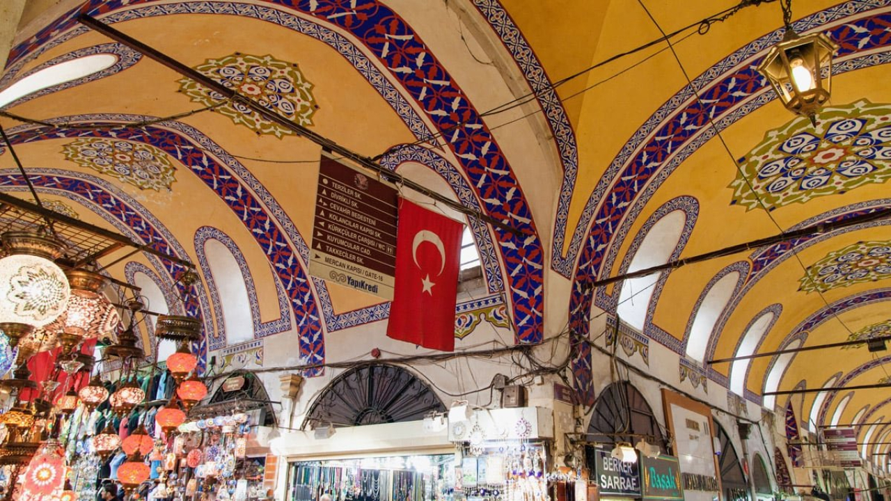 Kapalıçarşı Rehberi: Tarihi, Ne Alınır ve Nasıl Gezilir