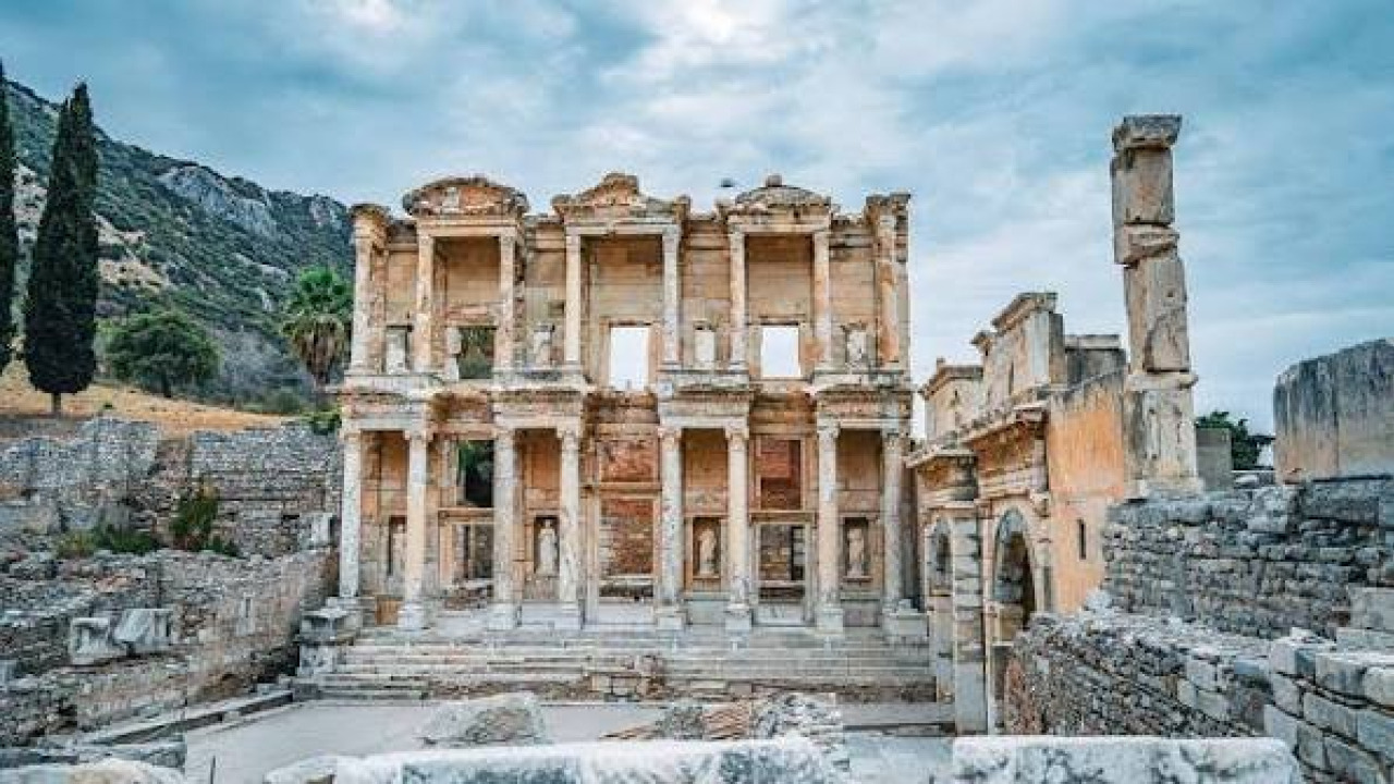 Kuşadası Efes Antik Kenti Gezi Rehberi: Tarih, Ulaşım ve Rotalar