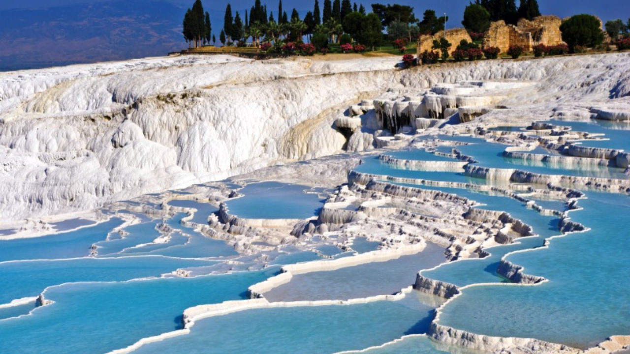 Pamukkale zu Fuß entdecken: Stadtviertel, Plätze und die perfekte Route
