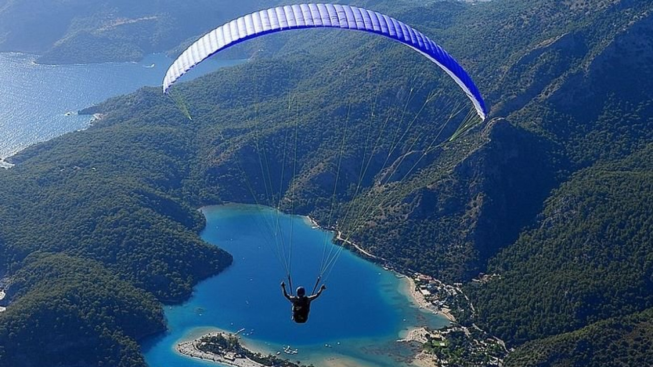 从 Tahtalı Dağı 俯瞰地中海：Kemer 滑翔伞飞行全攻略