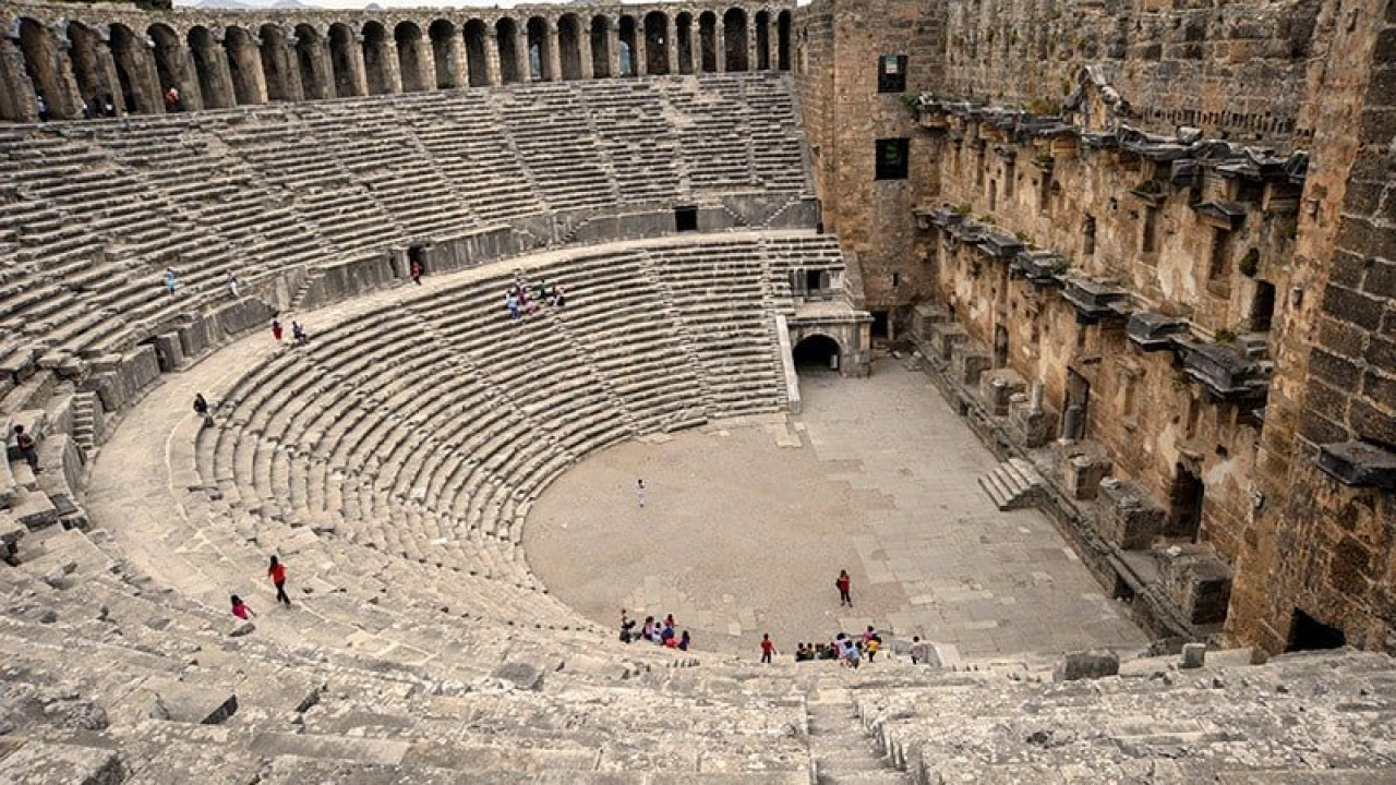 Celsus Kütüphanesi ve Antik Tiyatro: Efes Yürüyüş Rotası