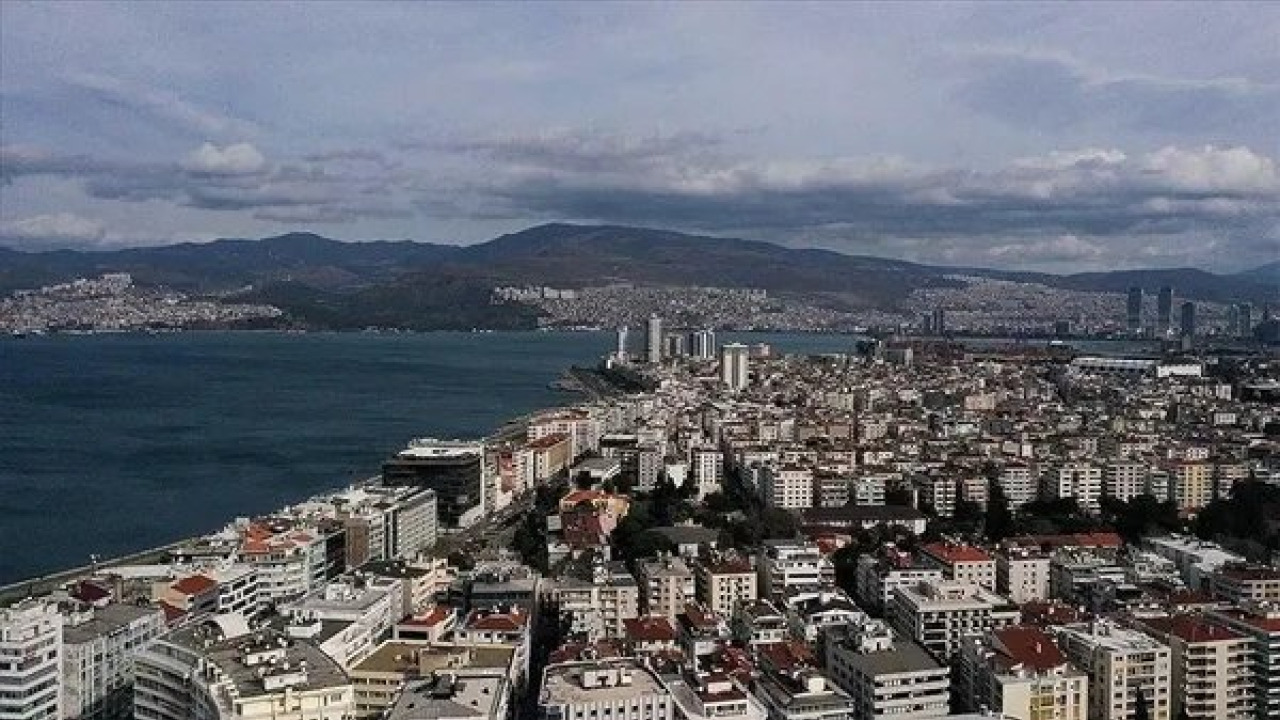 Περιπάτημα στην Σμύρνη κατά τις γιορτές: Πώς να αποφύγετε τον συνωστισμό και να οργανώσετε τα ωράριά σας