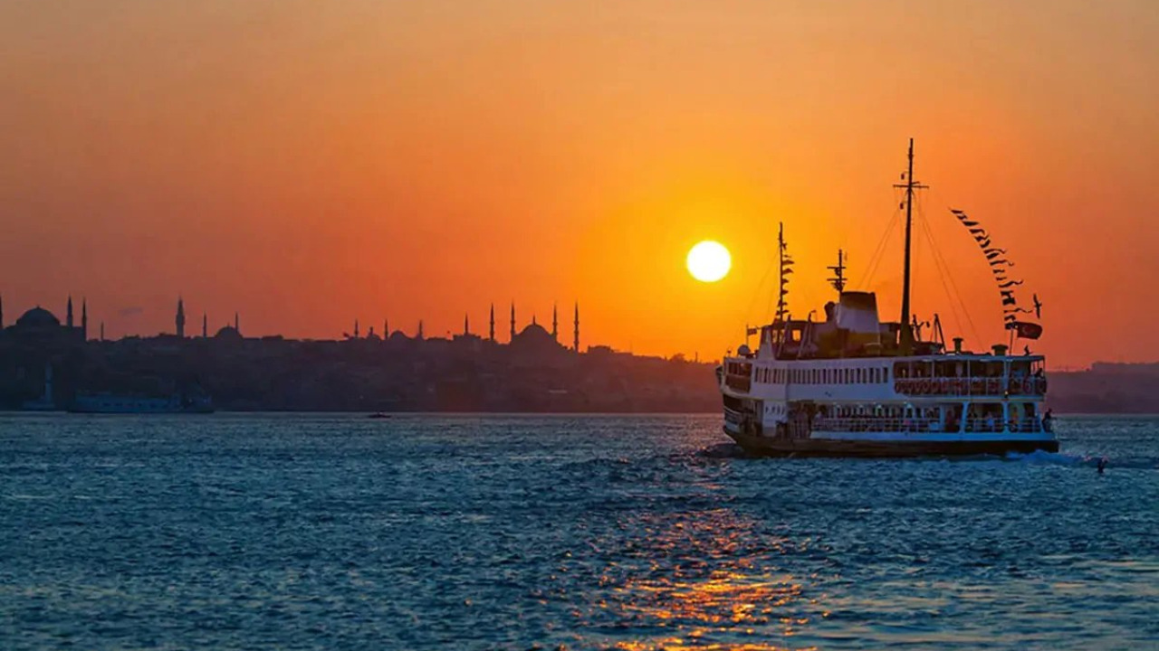 Croisière au coucher du soleil sur le Bosphore: Demeures historiques, quais et itinéraire