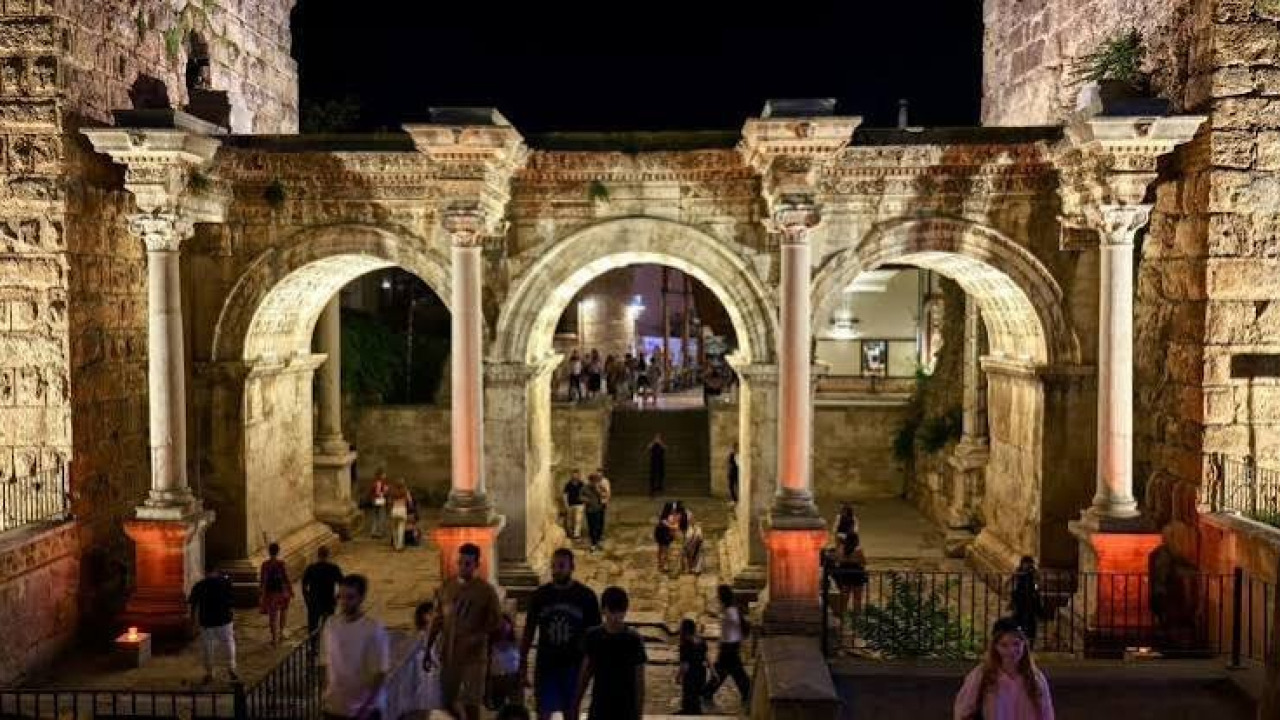 Hadrian Kapısı'ndan Antik Yat Limanına: Kemer Çıkışlı Tarihi Kent ve Kültür Keşfi