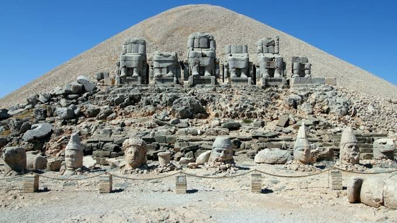 From the Zero Point of History to the Peaks of Kommagene: A Guide to Göbeklitepe and Nemrut