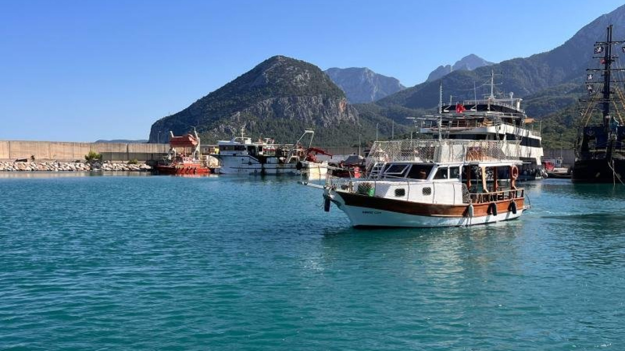 Casting into the Mediterranean at Dawn: A Konyaaltı Fishing & Trolling Guide