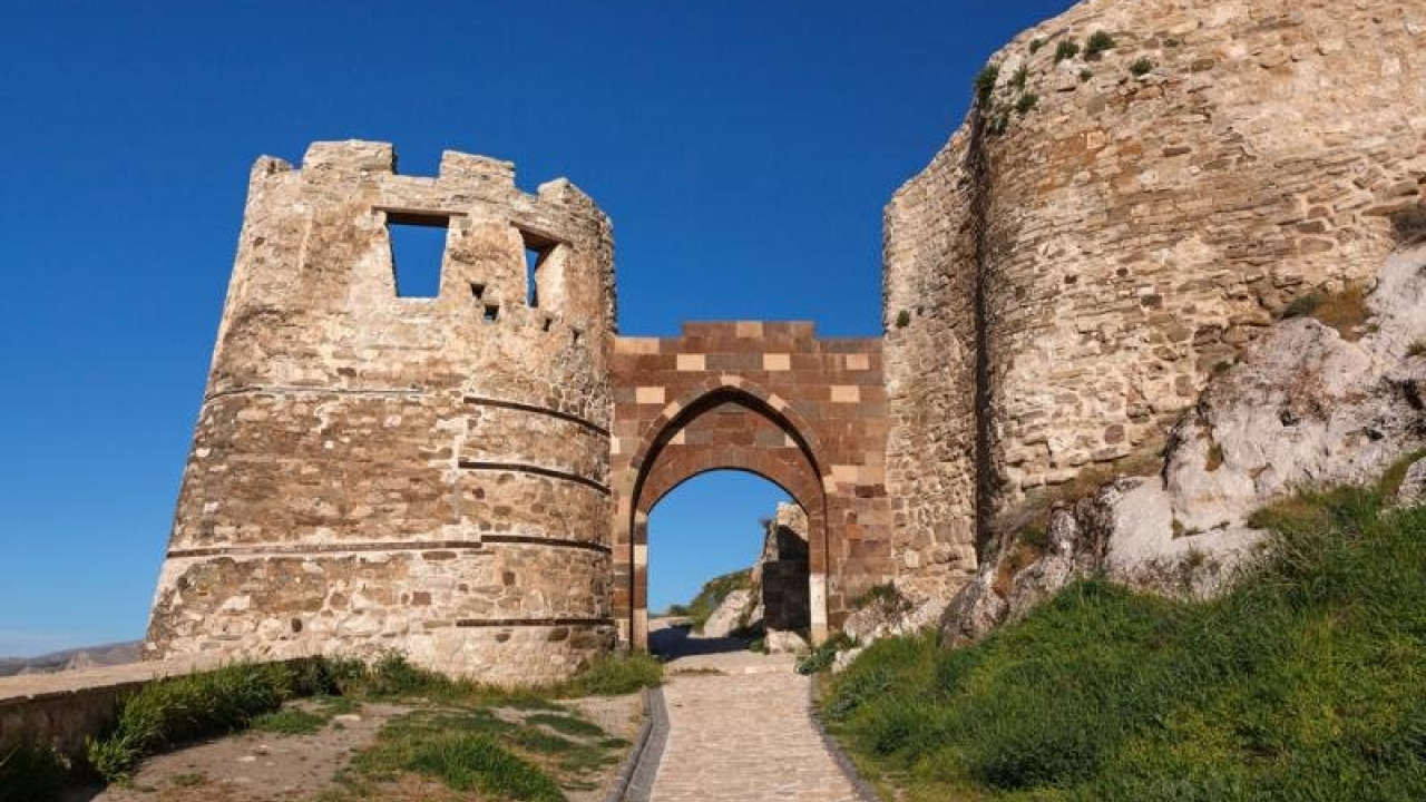 From the Urartian Kingdom to Akdamar Church: The Ultimate Van City & History Guide