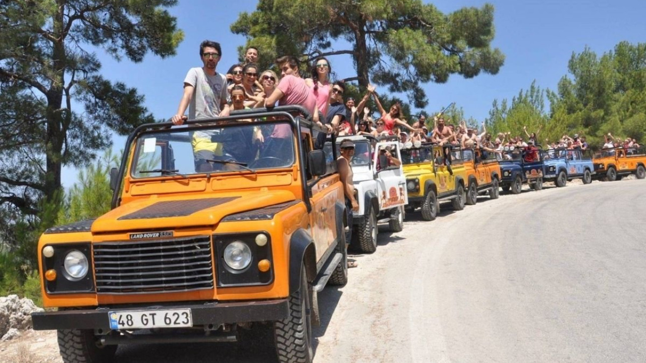 A Photographer's Guide to Jeep Safaris: Light, Timing, and Top Spots in Side