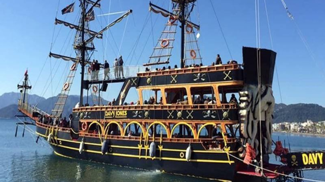Rehberli mi Kendi Başına mı: Kemer'de Korsan Tekne Kararı