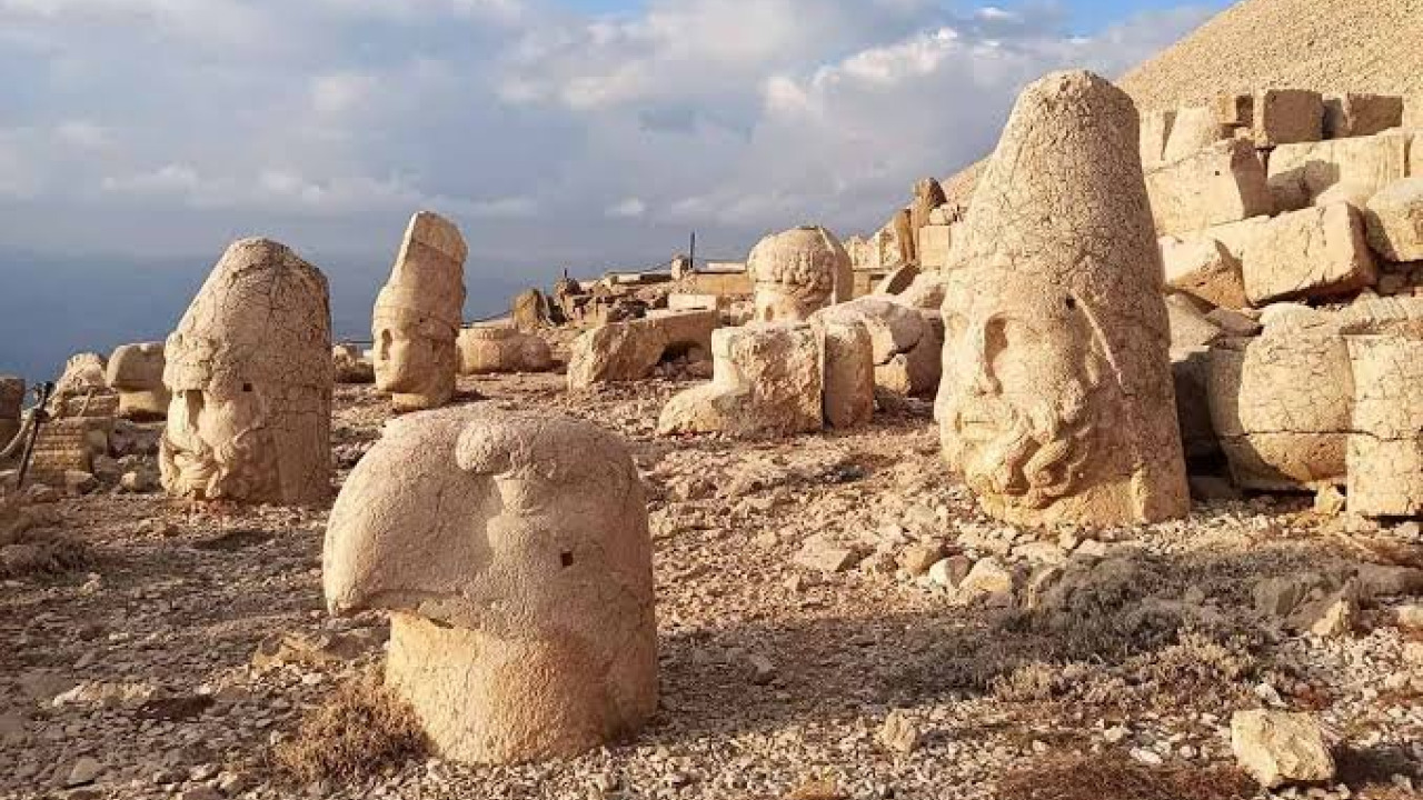 Der himmlische Thron der Götter: Sonnenaufgang am Nemrut Dağı und die Route durch das Königreich Kommagene