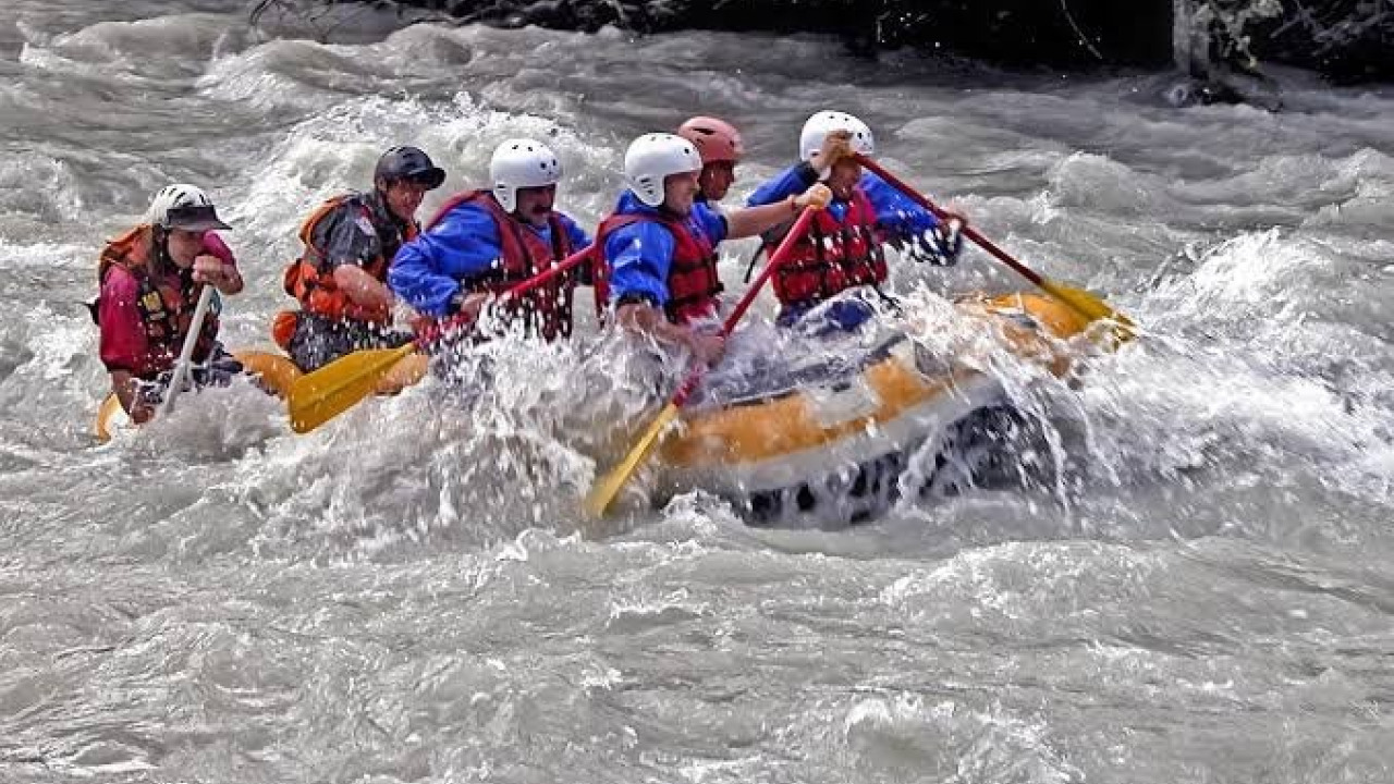 Adrenalina tra le Rapide: È Necessario Saper Nuotare? Livelli di Difficoltà e Attrezzatura per il Rafting