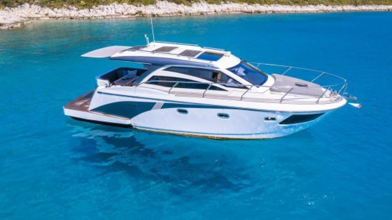 Prima di Salpare: Guida al Noleggio Yacht Privato, Gestione Capitano e Carburante