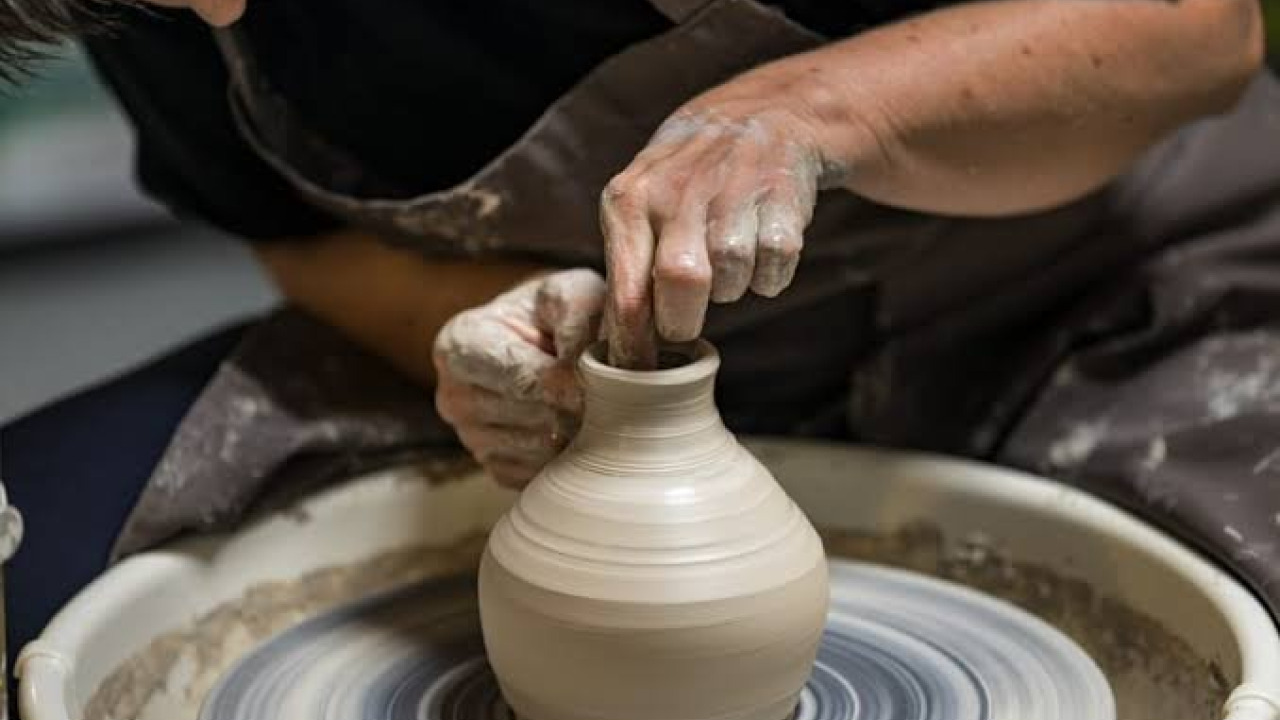La Trasformazione del Fango Rosso in Arte: Laboratori di Ceramica ad Avanos e il Fiume Kızılırmak