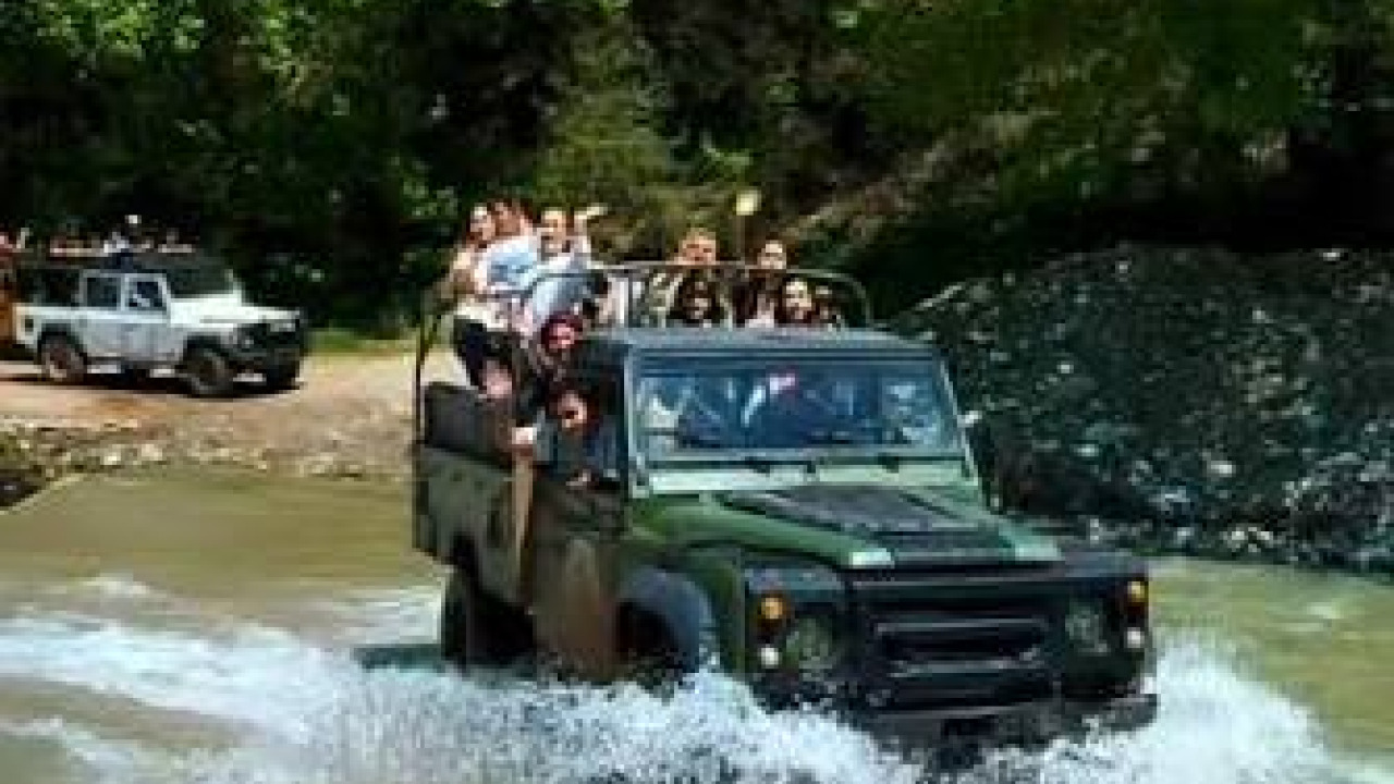 Scegliere l'Avventura tra i Sentieri Montani: Jeep Safari o ATV Safari? Divertimento di Gruppo o Guida Individuale