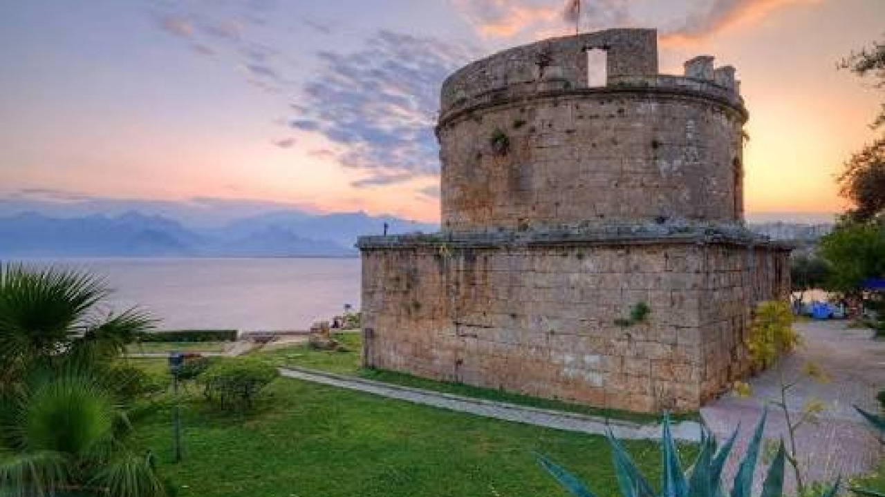 Μια Κληρονομιά ανάμεσα στα Τείχη της Μεσογείου: Τα Αρχοντικά του Kaleiçi και ο Πύργος Hıdırlık στην Antalya