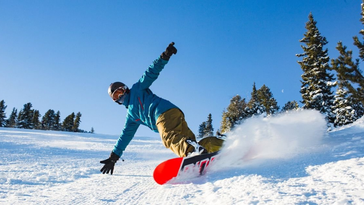 Primo Equilibrio sulle Vette Bianche: Guida a Sicurezza, Attacchi e Attrezzatura da Snowboard