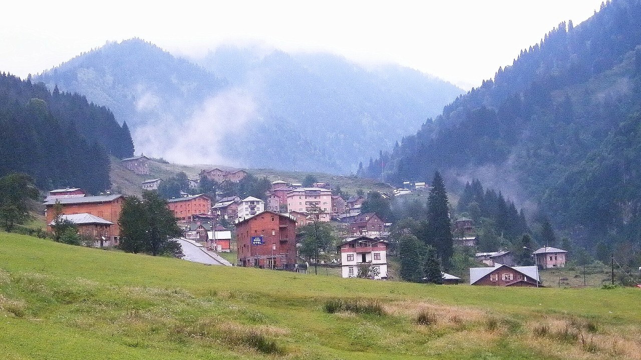 Un dilemma tra natura e incanto: Ayder o Uzungöl? Tra la Valle del Fırtına, foreste di pini e chalet tipici