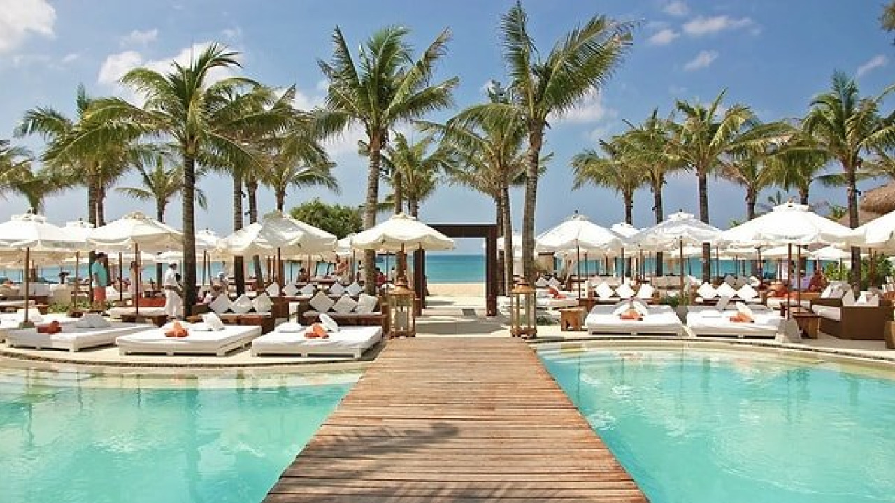خيارات العطلات على سواحل إزمير: Çeşme أم Urla؟ صخب الـ Beach Clubs وهدوء مزارع الكروم