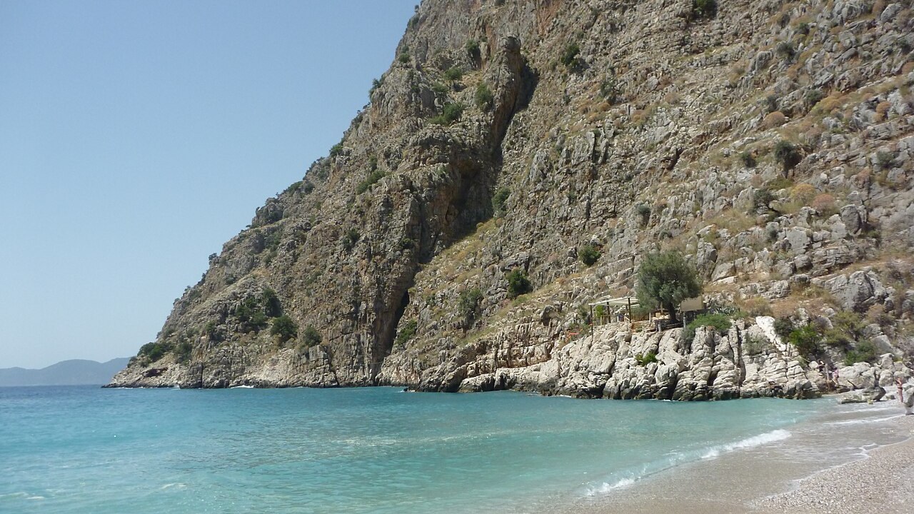 ملاذ بين غابات الصنوبر الحمراء: دليل المشي في خليج Kabak وخليج Cennet بمدينة Fethiye
