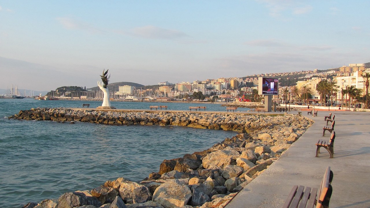 从Kuşadası到Pamukkale一日游可行吗？距离、路况与旅游指南