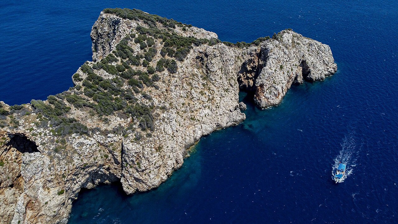 Alanya mı Adrasan mı? Antalya Sahillerinde Tekne Gezisi Karşılaştırması