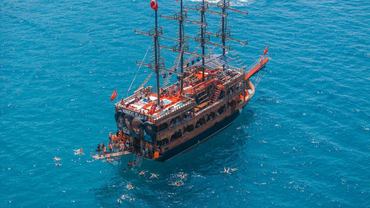 Alanya : Excursion en bateau pirate (déjeuner, boissons non alcoolisées et transfert inclus)