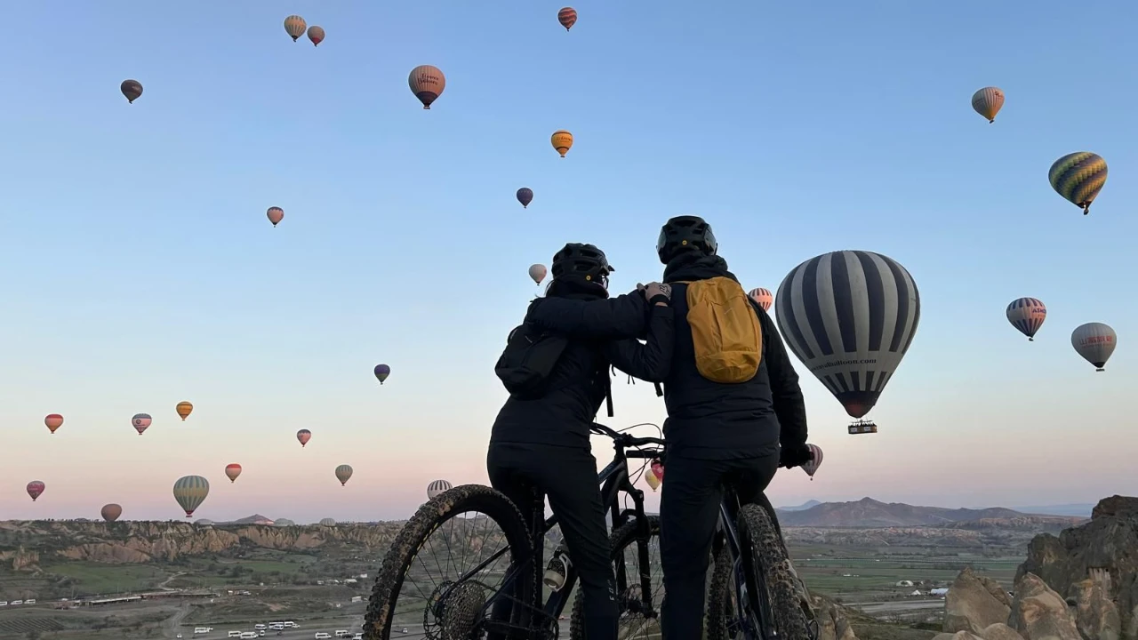 Cappadocia: Sunrise Bike Tour Under Hot Air Balloons 