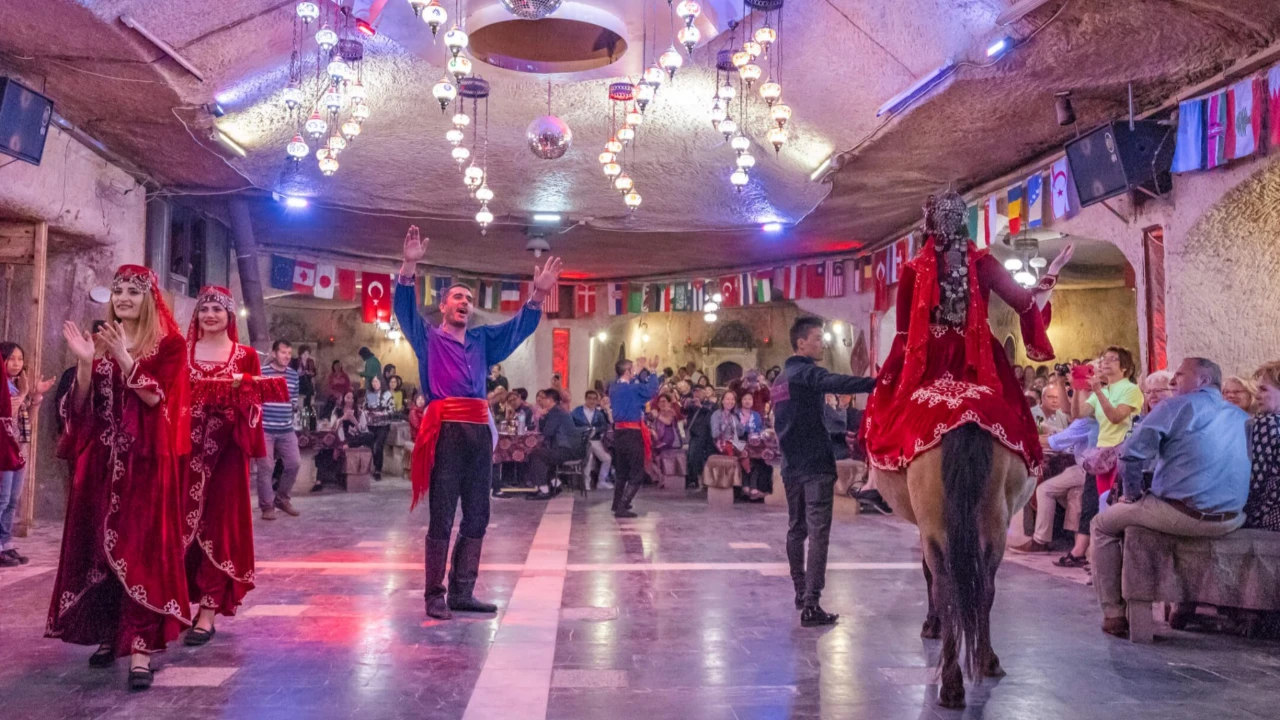 Cappadocia: Spettacolo Notturno Turco in Ristorante Grotta
