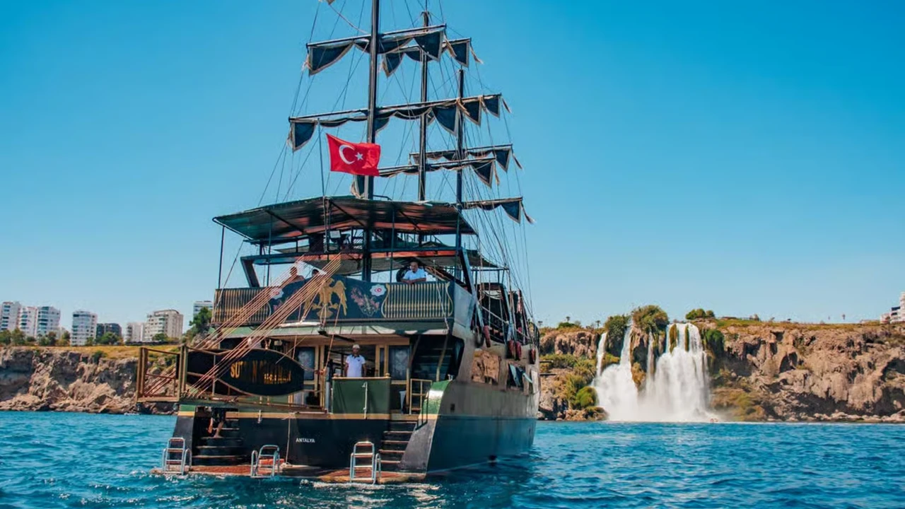 Antalya: Tour in barca al porto della città vecchia e esperienza locale di pesce e pane