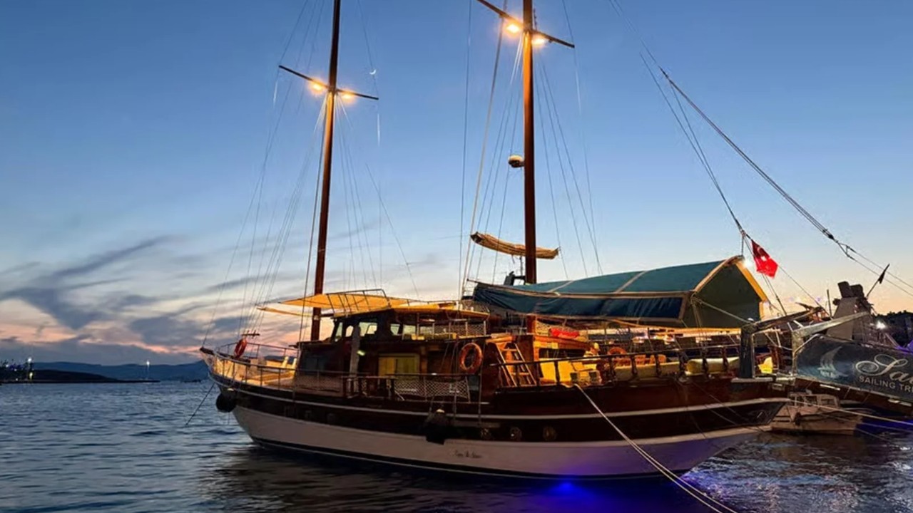 Çeşme: Daily Boat Trip (Lunch Included)