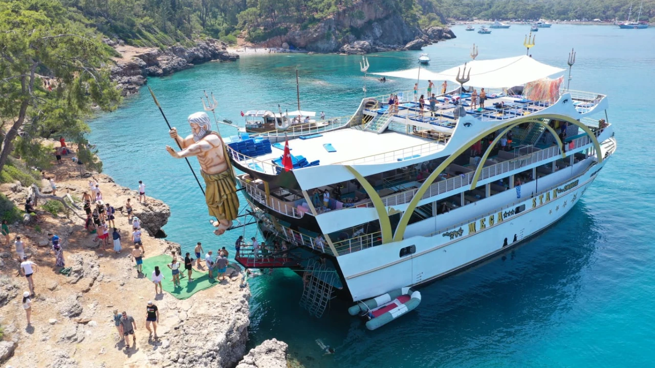 Antalya/Kemer: Megastar Boat Tour (Transfer Included)