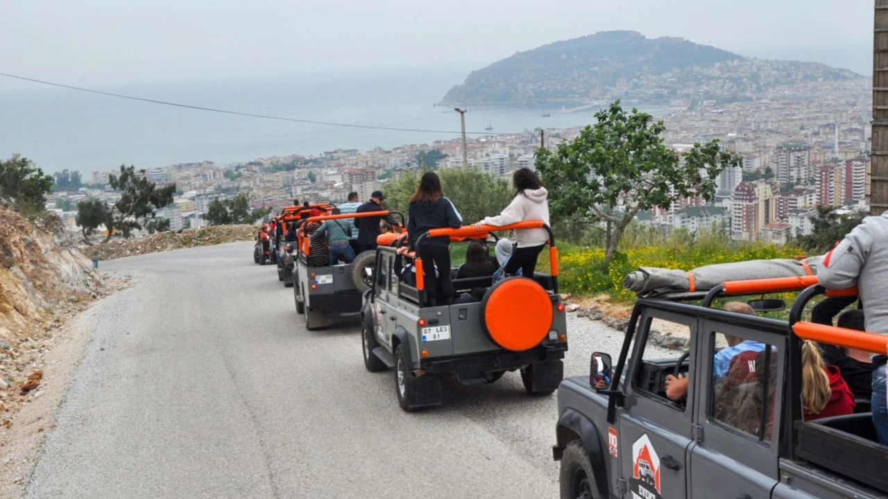 Alanya: Escursione Jeep Safari di un'intera giornata con pranzo incluso
