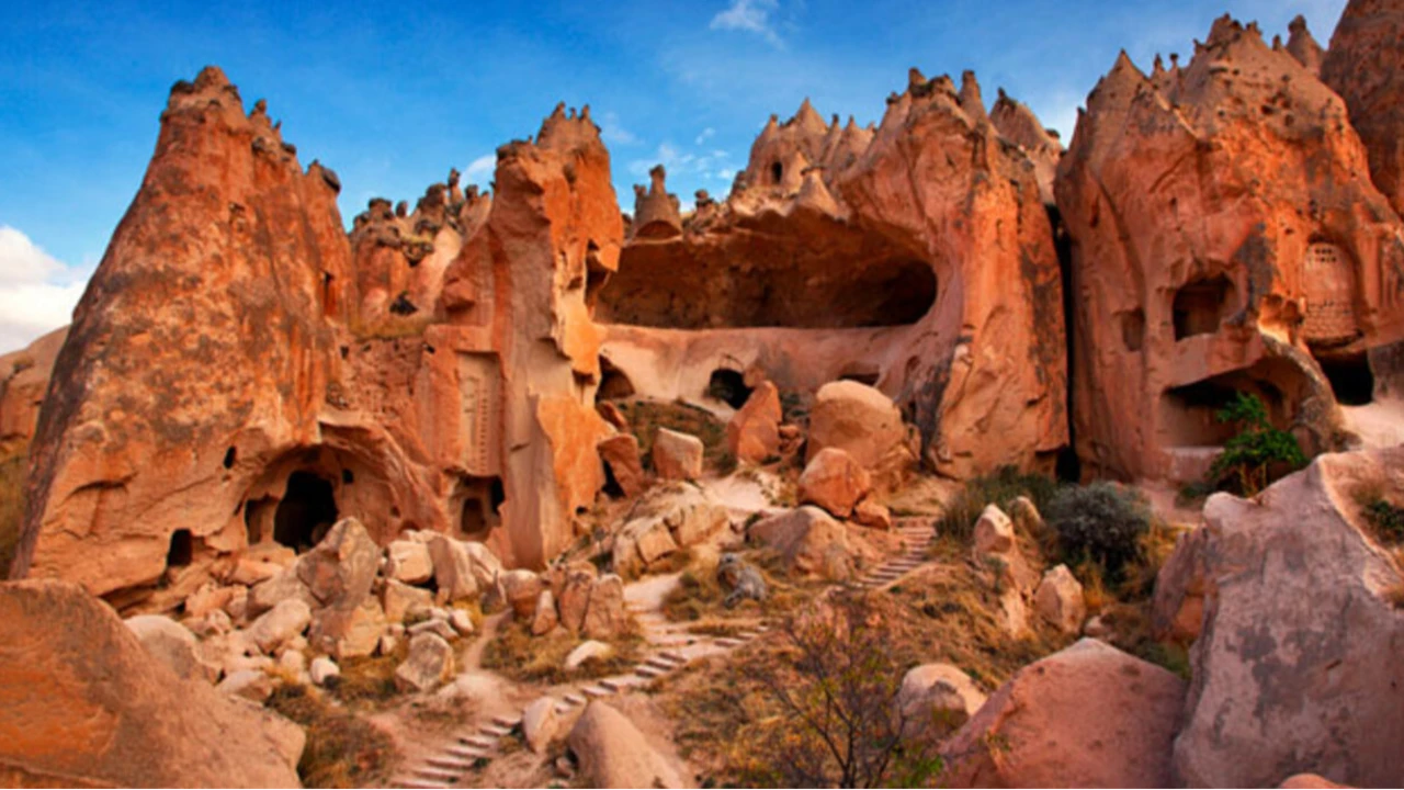 Cappadocia: Guided Red Tour with Lunch and Ticket